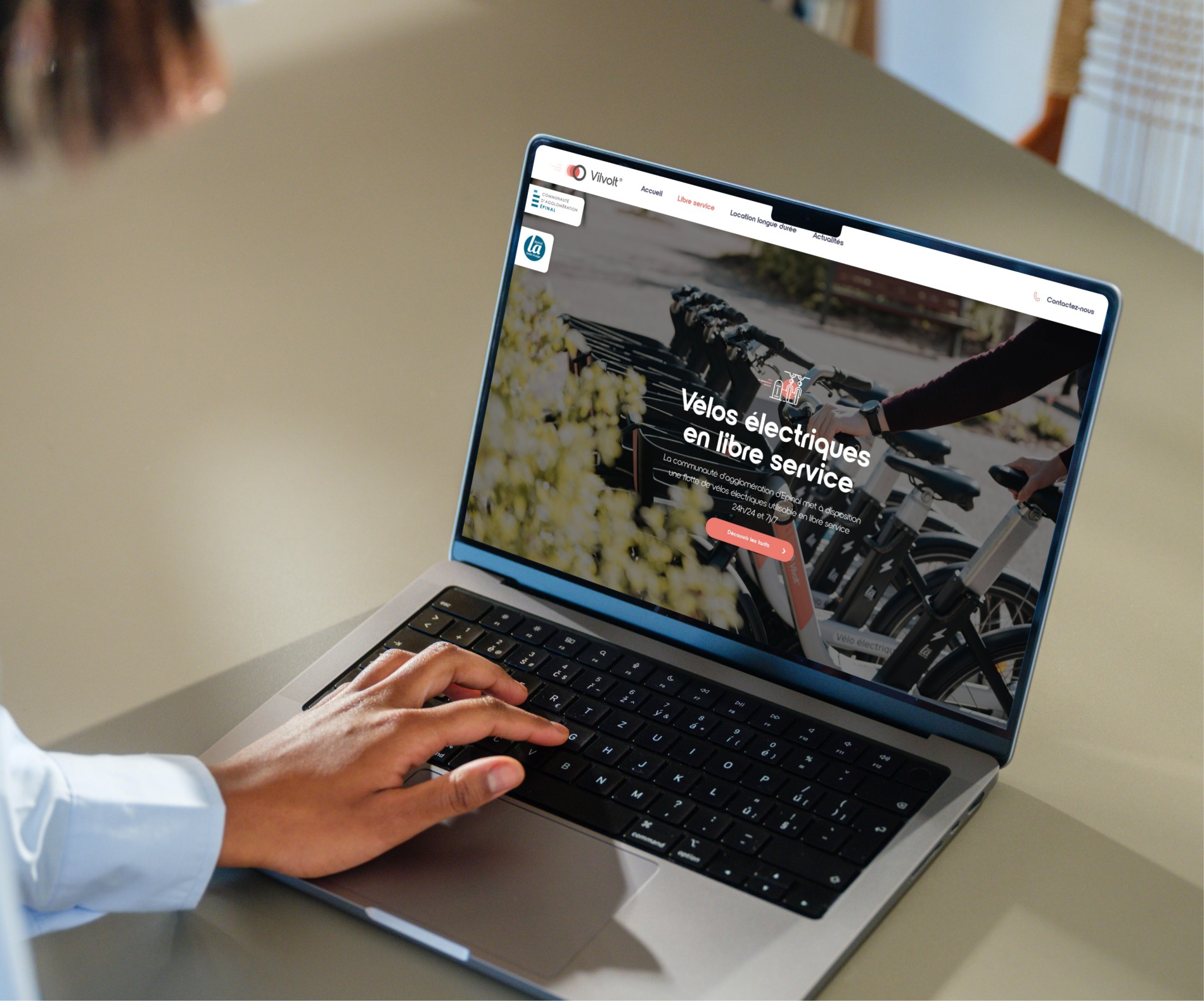 3mockuuups Macbook Pro 14 Inch Mockup At A Modern Desk